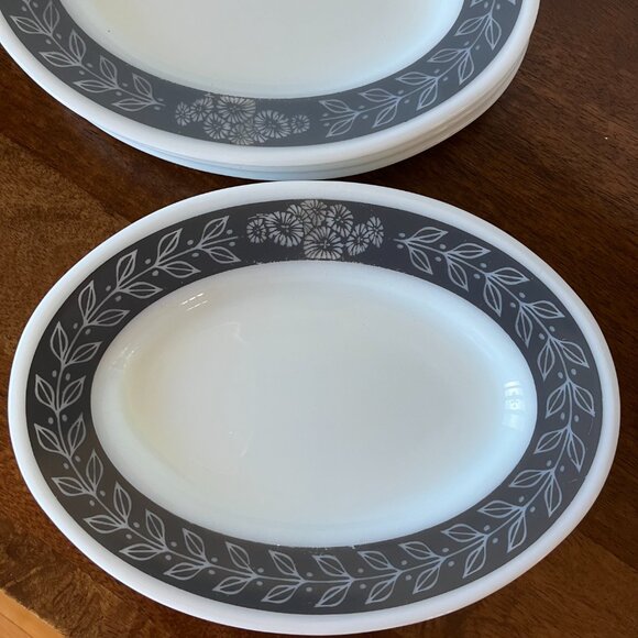 Vintage Pyrex Gray Laurel Leaf Small Serving Platters Set of six - Picture 4 of 9